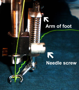 Closed toe darning foot with an offset shank