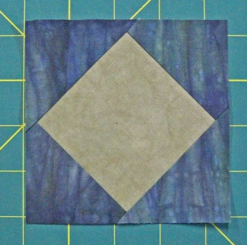 Un quadrato finito in un blocco quilt quadrato pronto all'uso